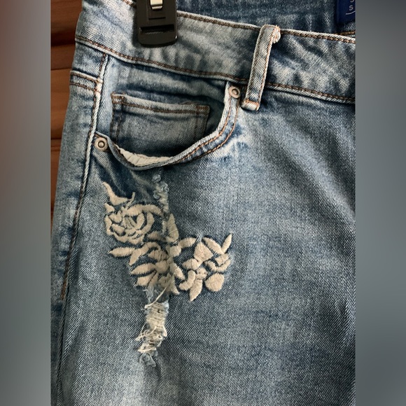 Floral Embroidered / Distressed Simply Styled Jeans - Picture 3 of 6